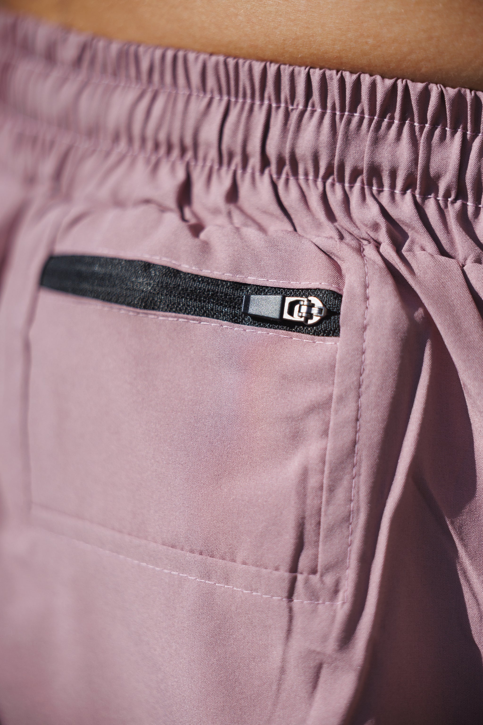 HOMBRE- PANTALÓN ROSA CON MALLA
