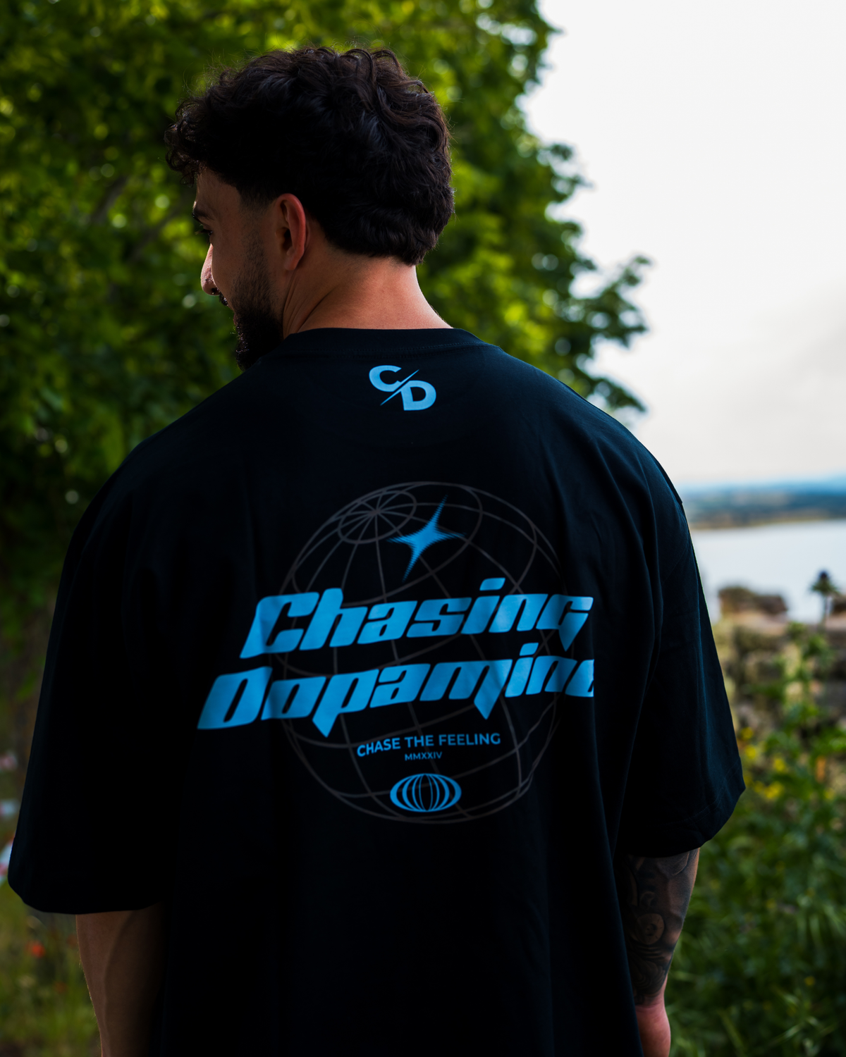 CAMISETA BLACK OVER BLUE