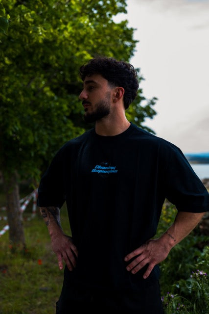 CAMISETA BLACK OVER BLUE